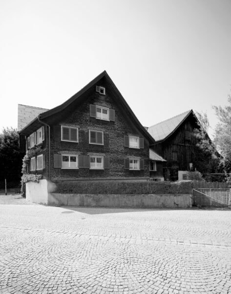 Bild eines der ältesten Häuser am Hatlerbrunnen in Dornbirn.