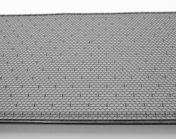 Detail des Daches einer Turnhalle mit mit naturroten Biberschwanzziegel