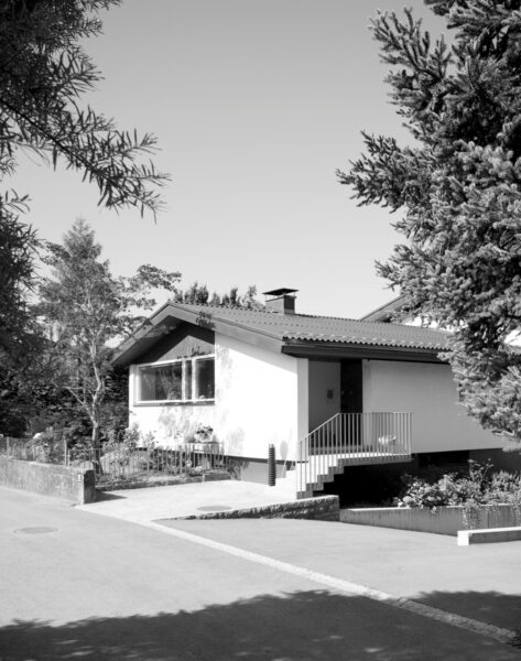 Haus aus den 1970er Jahren mit Welleternit Dach