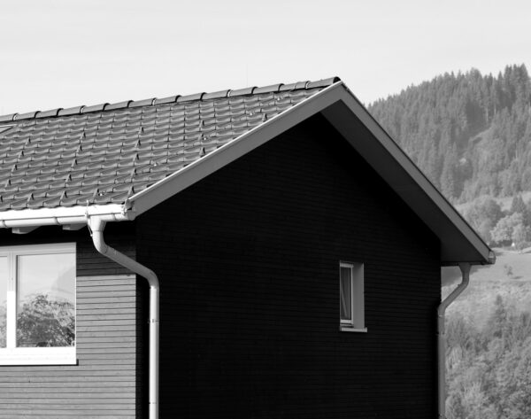 Dach eines Einfamilien Neubau Hauses in Dornbirn Kehlegg mit Flachfalzziegeln.