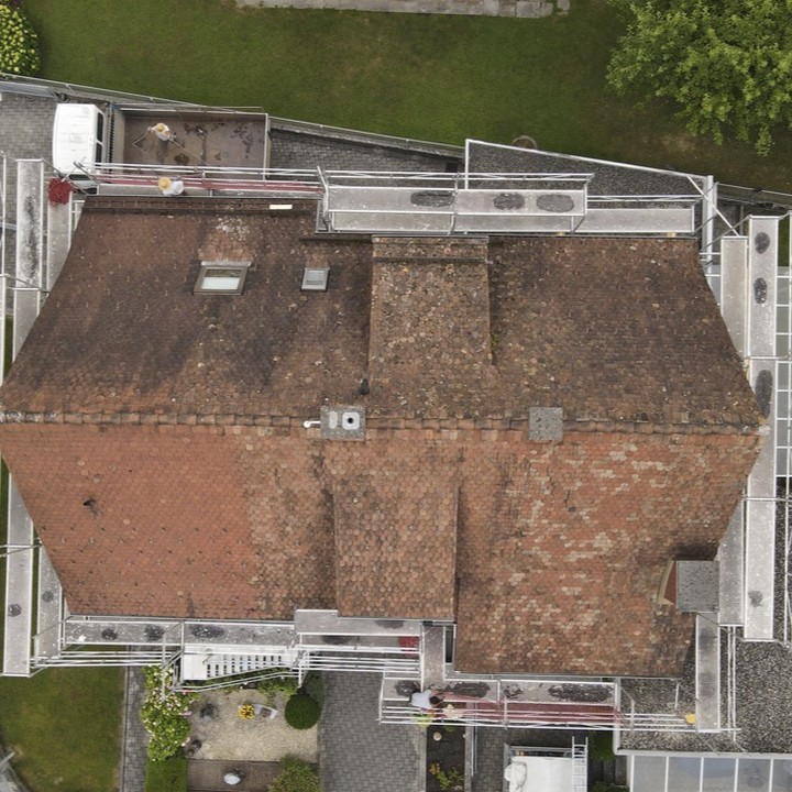 #dach #erneuerung eines Einfamilienhauses in Hohenems. Unser Leistung: Aufbaue eines #gerüst. Abtragen der #ziegel, der #latten und der #blechteile. Anbringen und Anschließen der #dampfbremse. Ausgleichslatten montieren und Dämmung mit #mineralwolle. Konstruktion des #unterdach aus #holzweichfaserplatten. Anbringen der #konterlattung. Montage von Traufen- und Stirnbrettern. Installation einer Traglattung für die #Indach #photovoltaikanlage. Einbau der #dachfenster. Eindecken mit schwarzen #biberschwanzziegel. Montage von Sicherheitsdachhaken und Schneerechen.