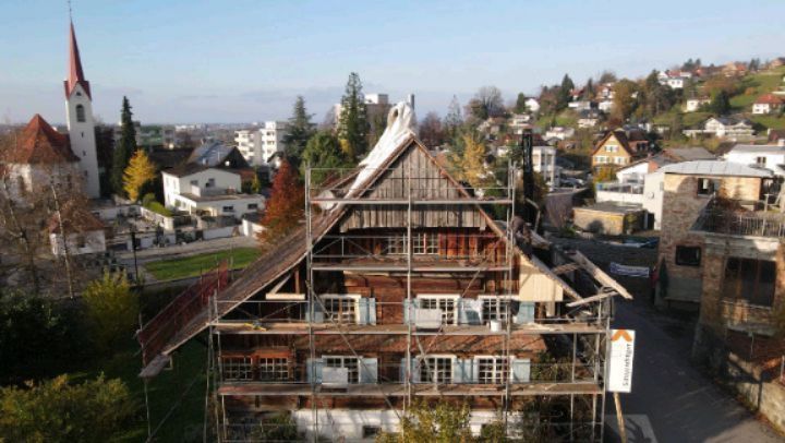 Dacherneuerung eines denkmalgeschützten Hauses in Dornbirn.Nachdem wir zunächst die Unterkonstruktion der Klebdächer ausbesserten und sie wieder mit den alten Ziegeln zudeckten, ließ es das Wetter heute endlich zu das Hauptdach anzugehen. Die erste Seite bekamen wir heute vor dem nächsten Regen wieder zu und auch die Lattung ist schon drauf #welldone #roofer #holzarbeiten #wechselhafteswetter #handwerk #sunnyday #dornbirnhaselstauden #denkmalschutz