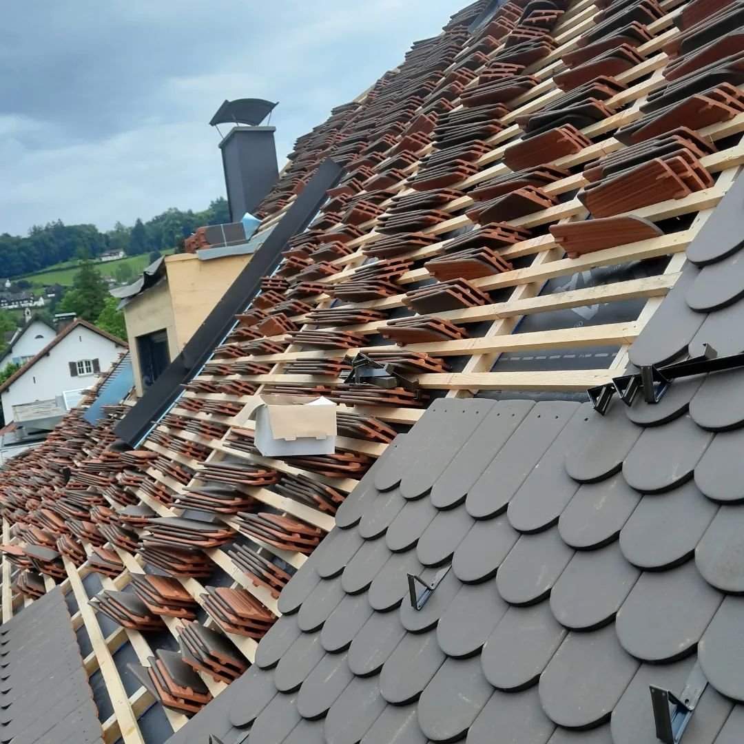 Eine abwechslungsreiche Woche liegt hinter uns wir wünschen ein schönes Wochenende #roofview #rooftiles #roto#biberschwanzziegel #eternit