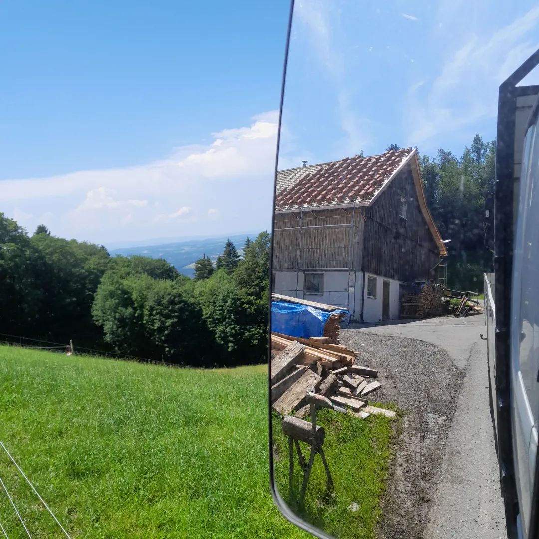 Die Arbeit lassen wir hinter uns und wünschen ein schönes Wochenende! 🏖🌞#rooferslife #zzwancor #rooftiles#sommervibes #arbeitenimgrünen