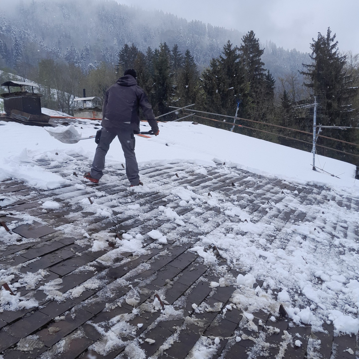 Das Gerüst ist endlich abgebaut und wir konnten unsere Baustelle am Oberfallenberg abschließen. Der Ausblick entschädigte regelmäßig für das wechselhafte Wetter und das Ergebnis ist durchaus gelungen wie wir finden 🌨#dachdeckerhandwerk #unterdach #eternit #ausblick #goodjob #roofer #schneeaufdemdach