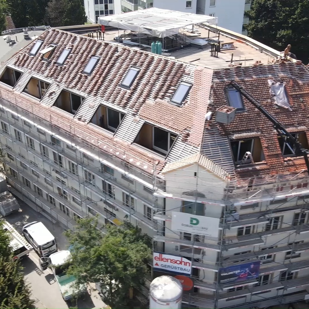 Diese Woche ging einiges weiter bei unserer Baustelle in der Frühlingstraße. Auf ein schönes Wochenende uns allen! #hochdiehändewochenende #baustelle #roofer #rooferslife #hotsummer