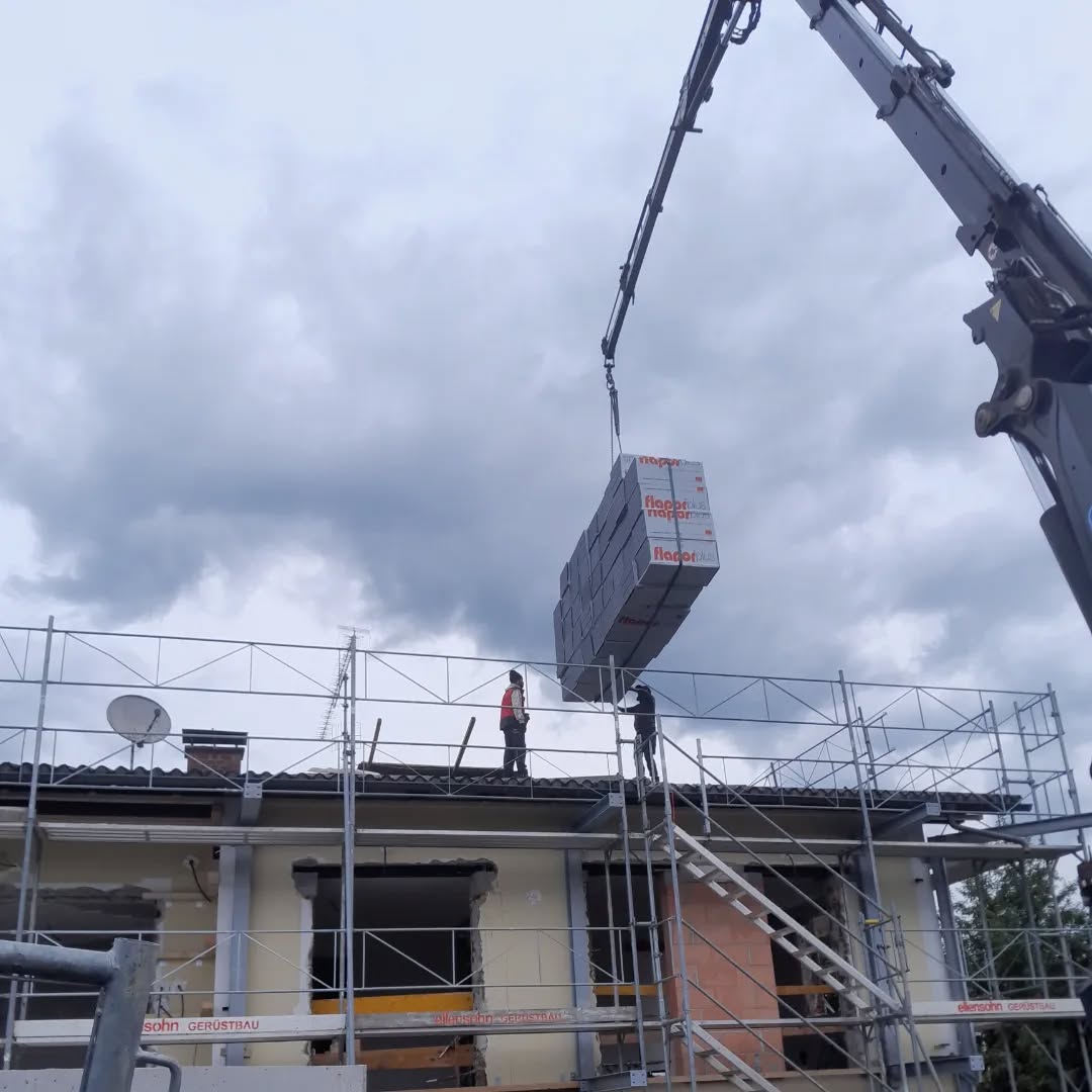 Schlechtwetterprogramm️Dachboden isolieren und Gerüstabbauen. Wir lassen uns  vom Regen nicht unterkriegen und wünschen ein schönes und trockenes Wochenende 🫶