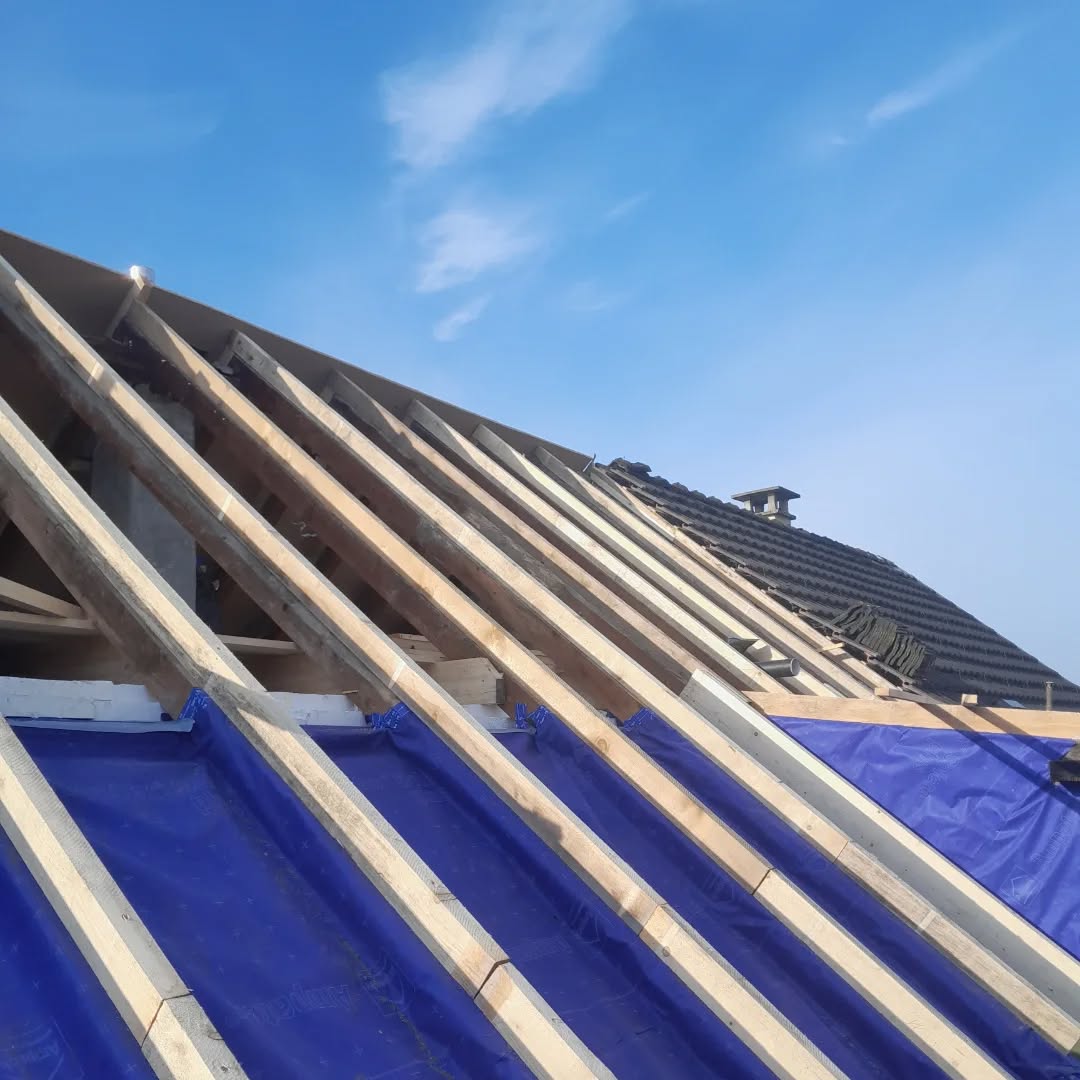 Unterdach ist oben. Das Wochenende kann kommen. ️Wir wünschen ein schönes Wochenende!😀#rooferslife #steico #unterdach #sanierung