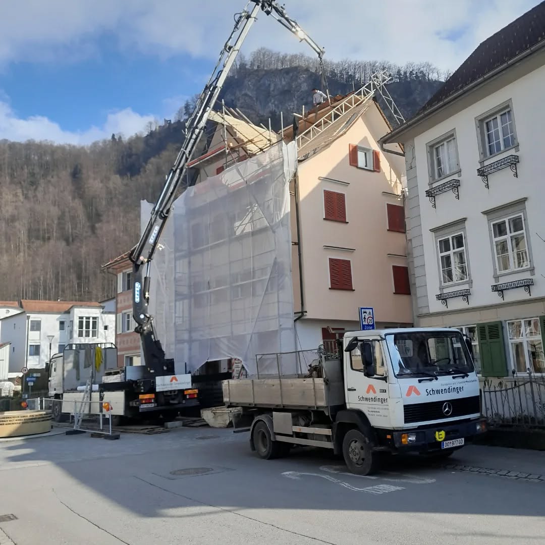 Neue Woche neues Glück! Mit voraussichtlich besserem Wetter als letzte Woche starten wir auf unserer Baustelle in Hohenems in die nächste Etappe! #dachdeckerhandwerk #holzarbeiten #abbrucharbeiten #rooferslife