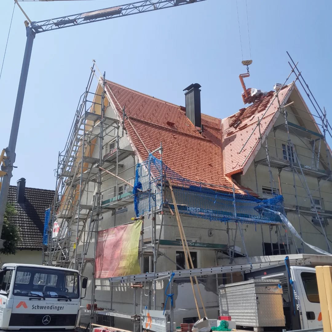Diese Woche wird unter anderem Biber gedeckt. Eine schöne Arbeit bei diesem Wetter 🫶🌞#biberschwanzziegel #dachdeckerhandwerk #rooftiles #rooferslife