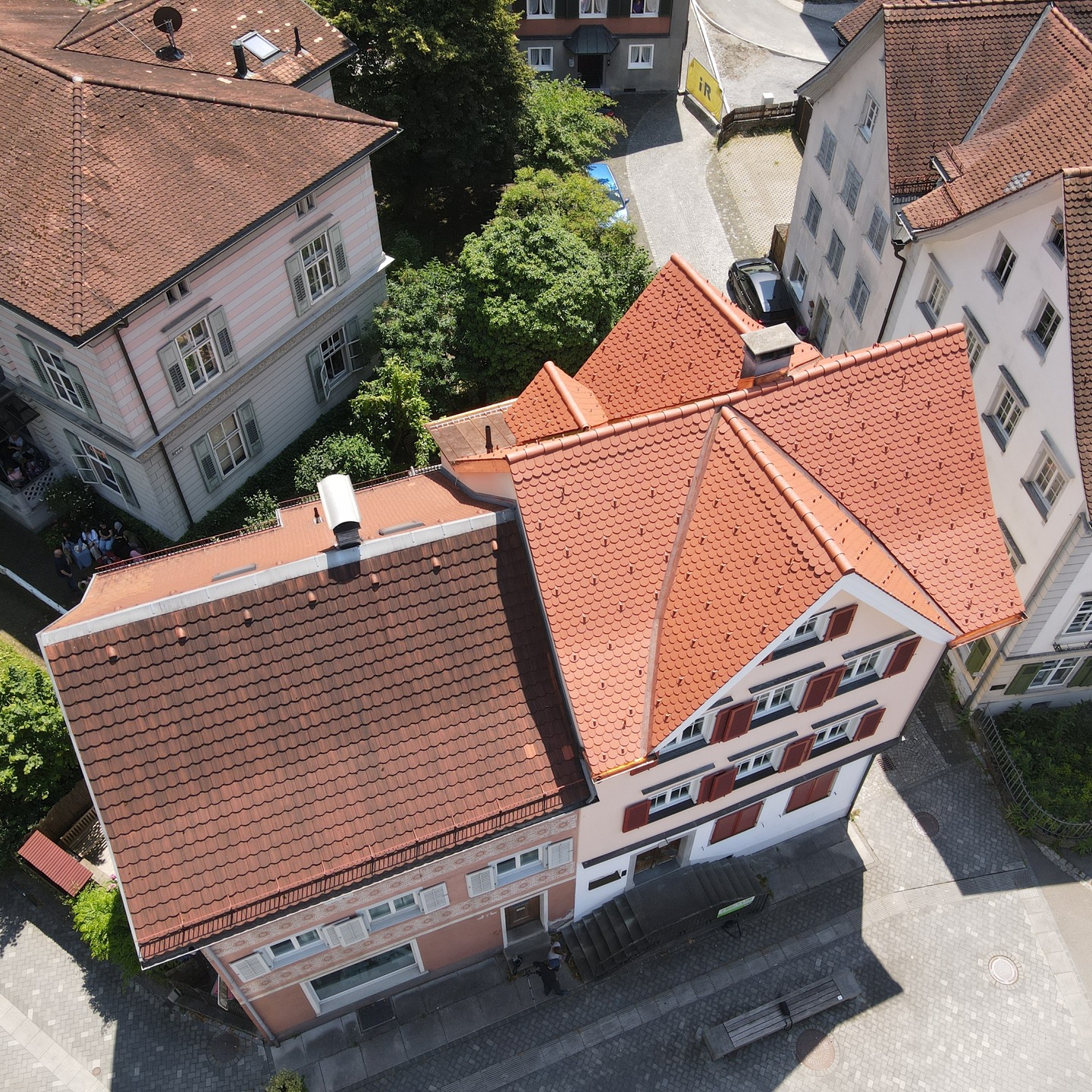 Unsere Dachsanierung im Frühjahr hat uns einiges abverlangt. Dafür kann sich das Ergebnis jetzt ohne Gerüst durchaus sehen lassen! 😀#roof #altbau #handwerk #denkmalschutz #roofers #woodwork